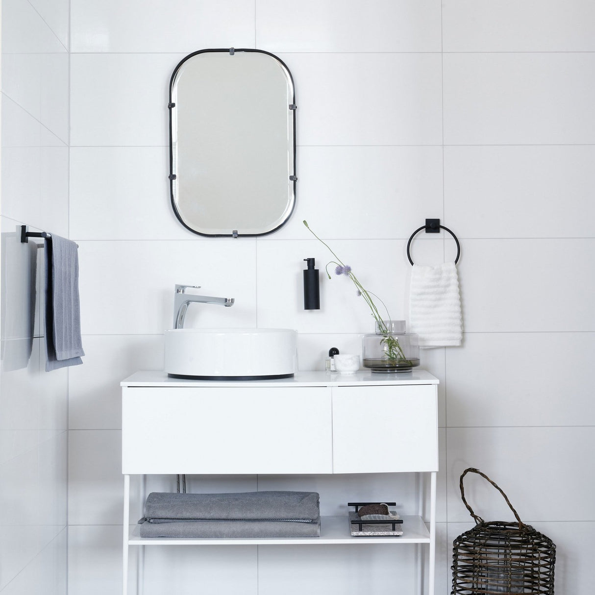 RB3464 Smedbo House Black Single Towel Rail Bathroom Setting