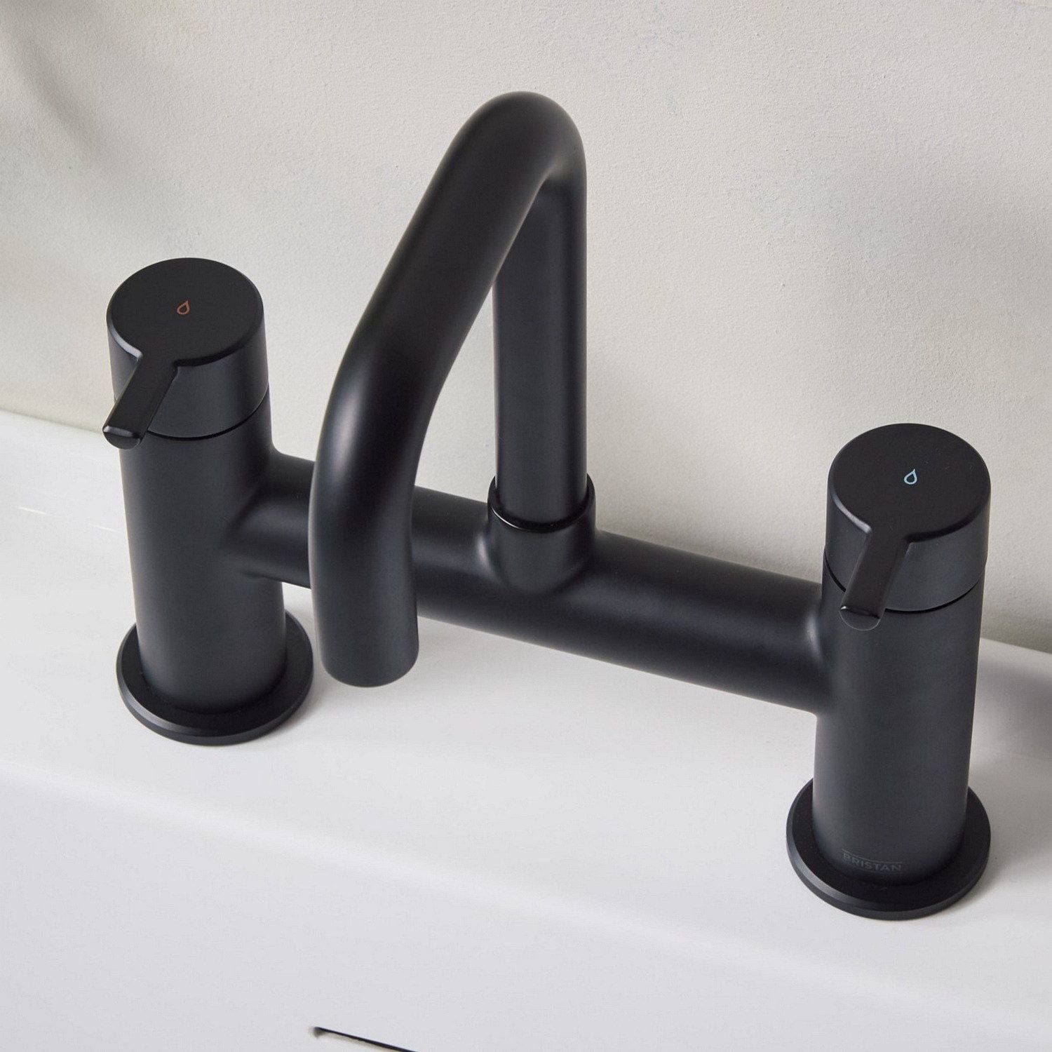 ALBFBLK Bristan Altum Black Bath Filler Close Up