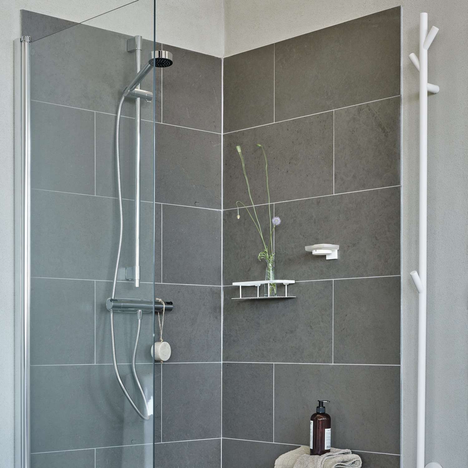 RX342 Smedbo House Glass Soap Dish and White Holder Lifestyle