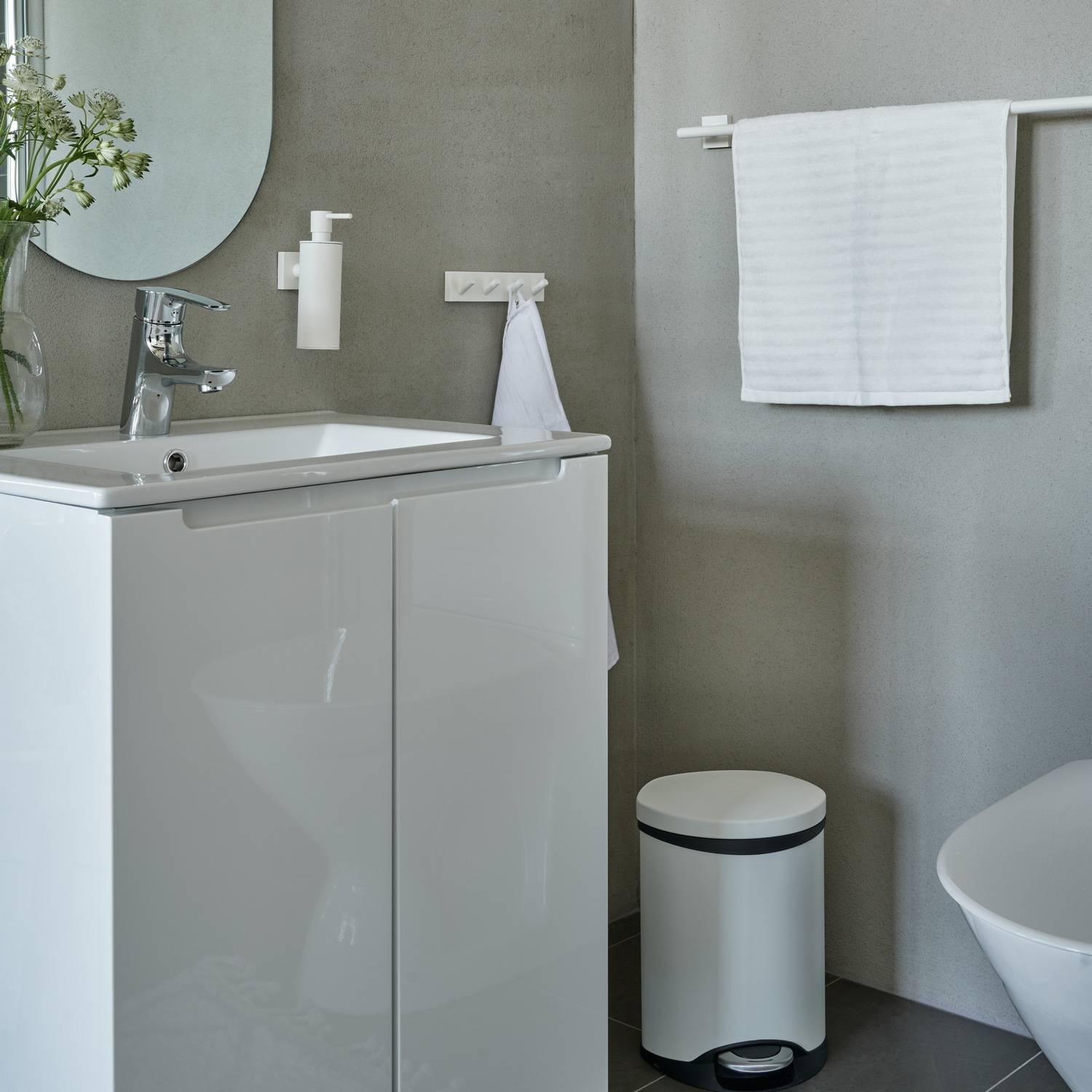 RX3464 Smedbo House Matt White Single Towel Rail Bathroom Setting