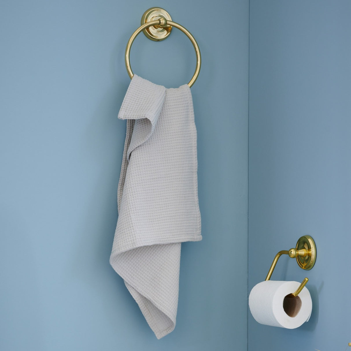 V244 Smedbo Villa Polished Brass Towel Ring Lifestyle